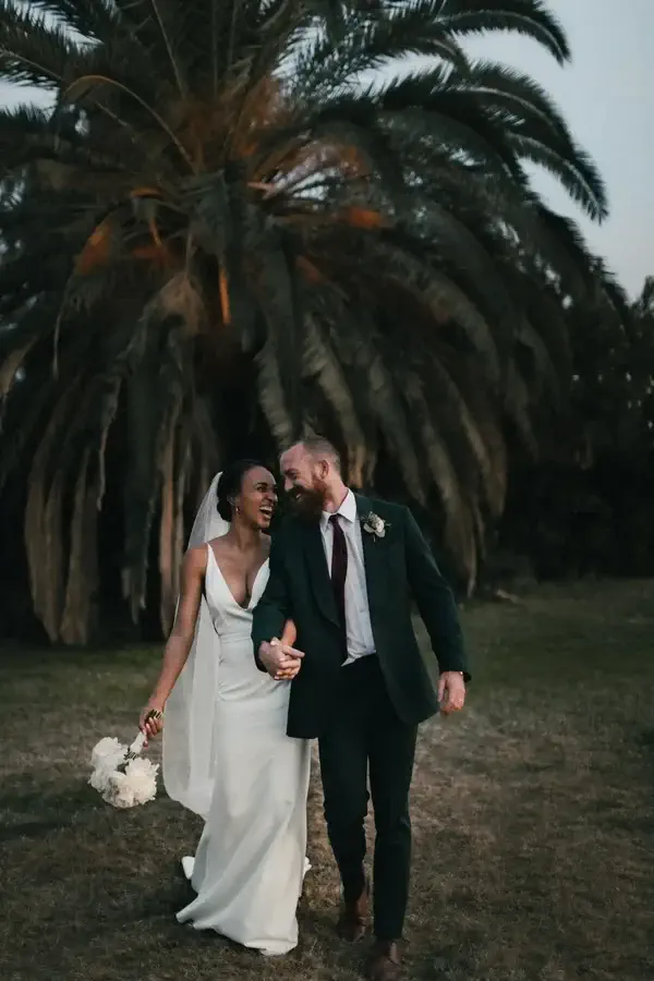 photo de jeunes mariés heureux