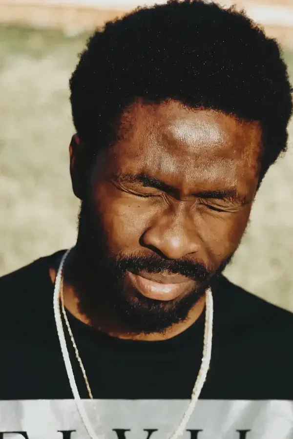 photo d'une personne aux yeux fermés